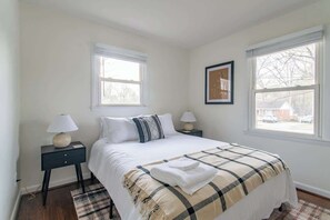 3 bedrooms, iron/ironing board, free WiFi, bed sheets - Charming 3BR Home w/ Fenced Yard Near DT Raleigh (Raleigh)