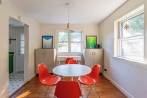 Dining - Amazing location in Village District! Cozy & Quiet (Raleigh)