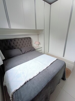 2 quartos, escrivaninha, ferros/tábuas de passar roupa