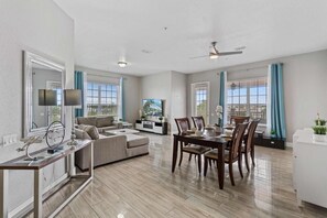 Smart TV - Spacious 4BR Vista Cay Retreat near Universal (Orlando)