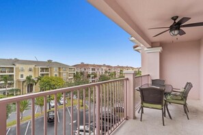 Outdoor dining - Spacious 4BR Vista Cay Retreat near Universal (Orlando)