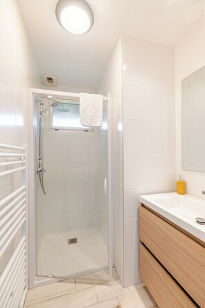 Shower, hair dryer, towels