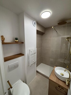 Een douche, een haardroger, handdoeken