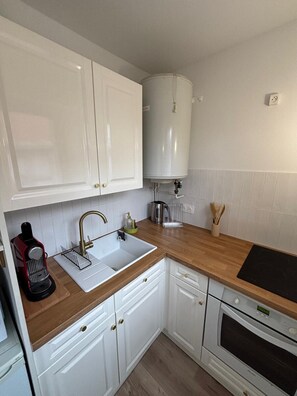 Fridge, microwave, oven, coffee/tea maker
