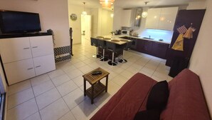 A modern apartment with a living room, dining area, and kitchen. - Comfortable stay in the heart of La Seyne-sur-Mer (La Seyne-sur-Mer)