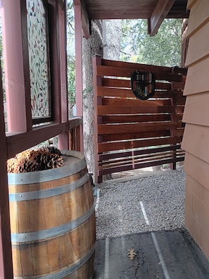 Property grounds - Cozy modern rustic 1-bedroom studio in Idyllwild. Perfect hideout close to town (Idyllwild-Pine Cove)