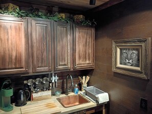 Frigorifero, microonde, macchina per tè/caffè, bollitore elettrico