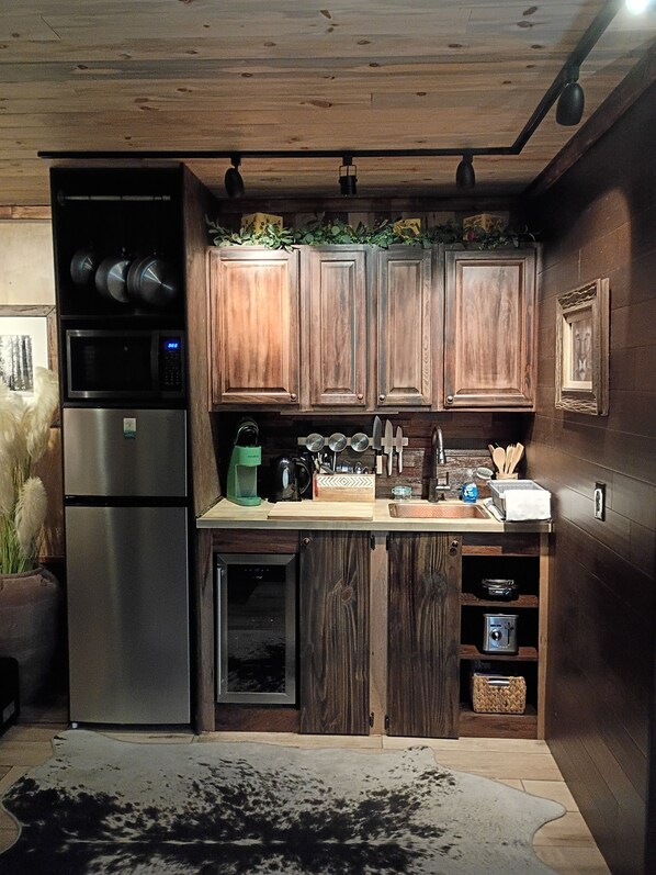 Fridge, microwave, coffee/tea maker, electric kettle - Cozy modern rustic 1-bedroom studio in Idyllwild. Perfect hideout close to town (Idyllwild-Pine Cove)