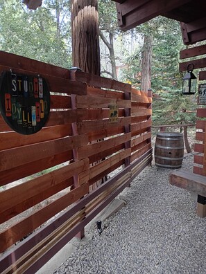 Property grounds - Cozy modern rustic 1-bedroom studio in Idyllwild.  Perfect hideout close to town (Idyllwild-Pine Cove)