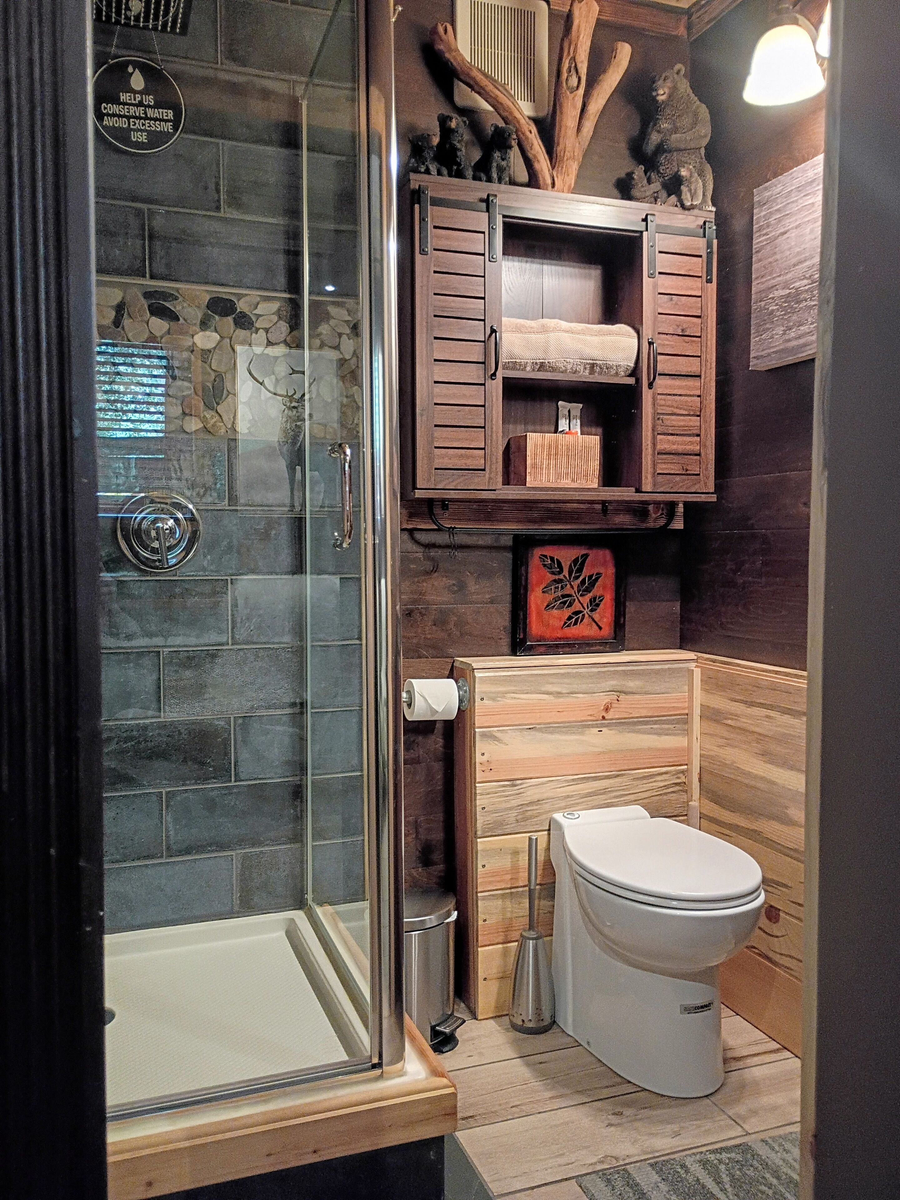 Doccia, asciugacapelli, asciugamani, sapone