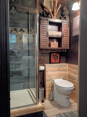 Doccia, asciugacapelli, asciugamani, sapone