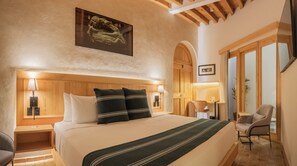 Cofres nos quartos, escrivaninha, ferros/tábuas de passar roupa