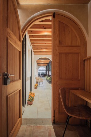 奢华双人房 | 迷你吧、客房内保险箱、办公桌、熨斗/熨衣板