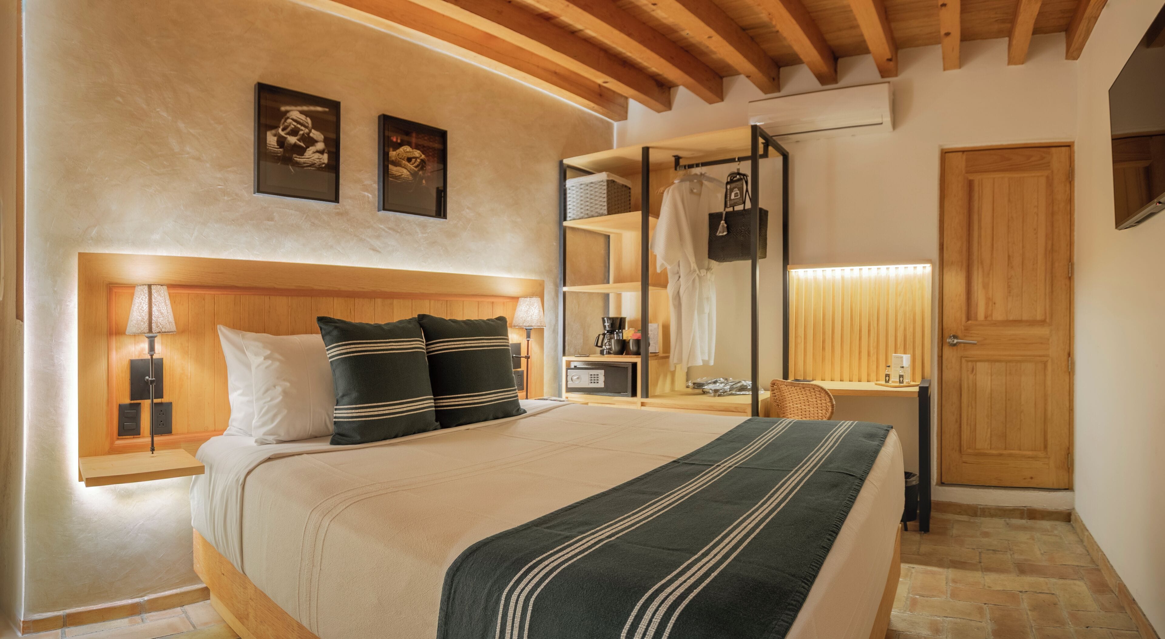 Minibar, coffres-forts dans les chambres, bureau