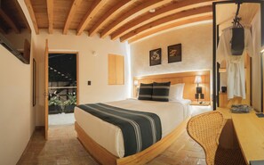 Comfort tweepersoonskamer | Een minibar, een kluis op de kamer, een bureau