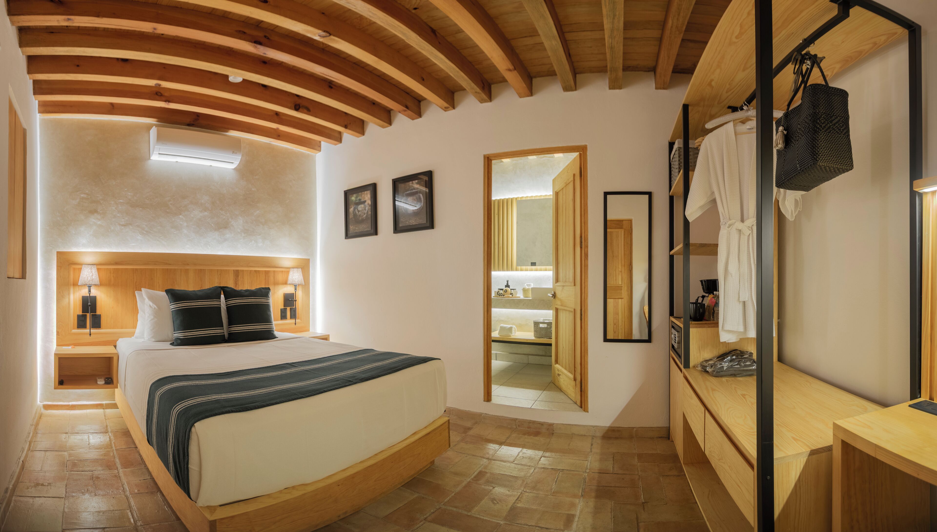 Minibar, coffres-forts dans les chambres, bureau