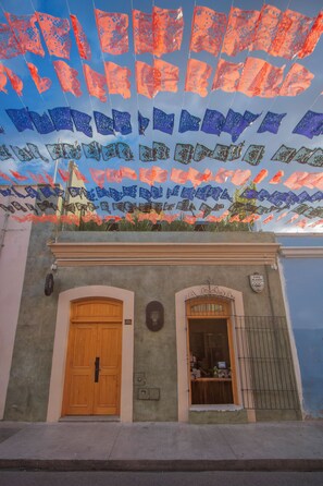 المنشأة من الخارج