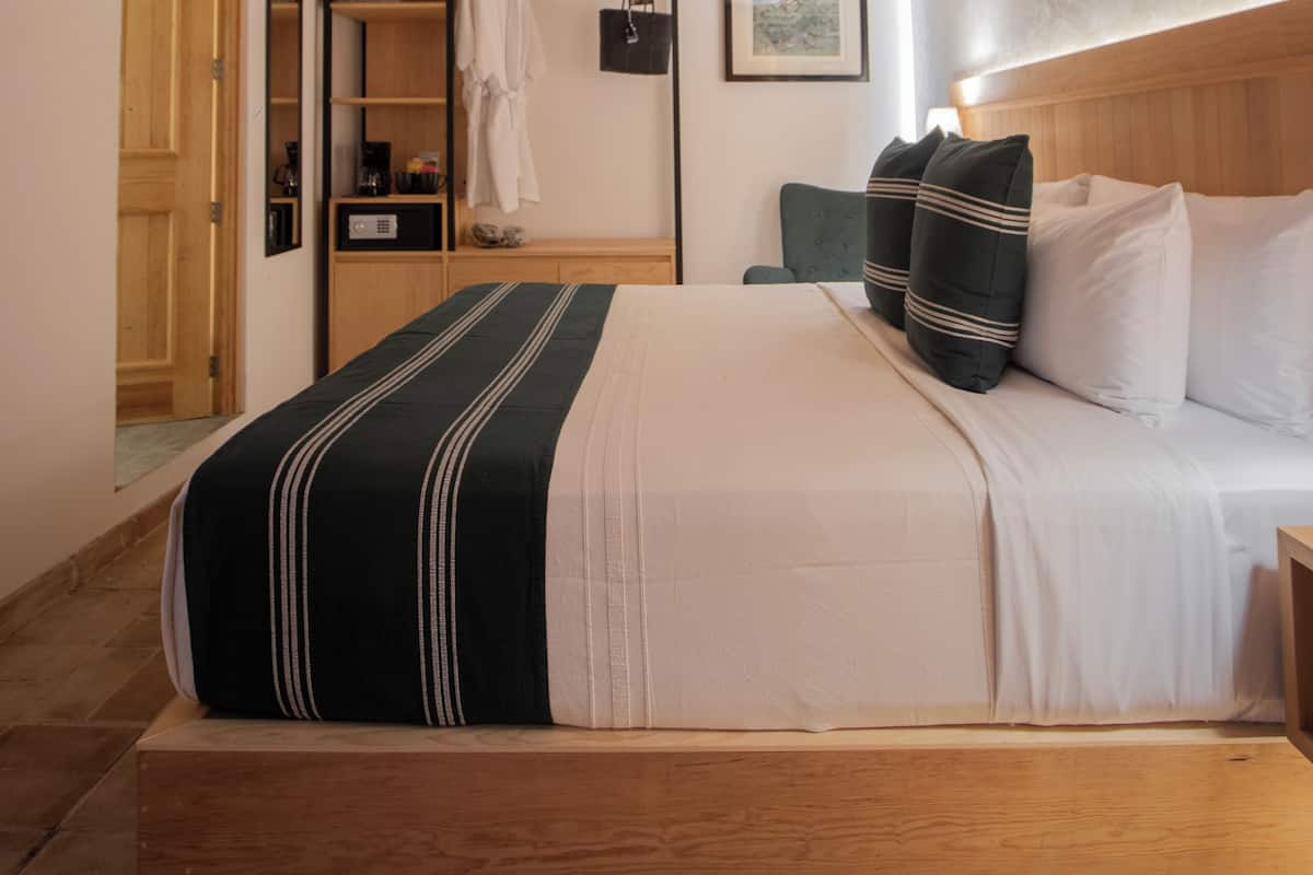 Cofres nos quartos, escrivaninha, ferros/tábuas de passar roupa