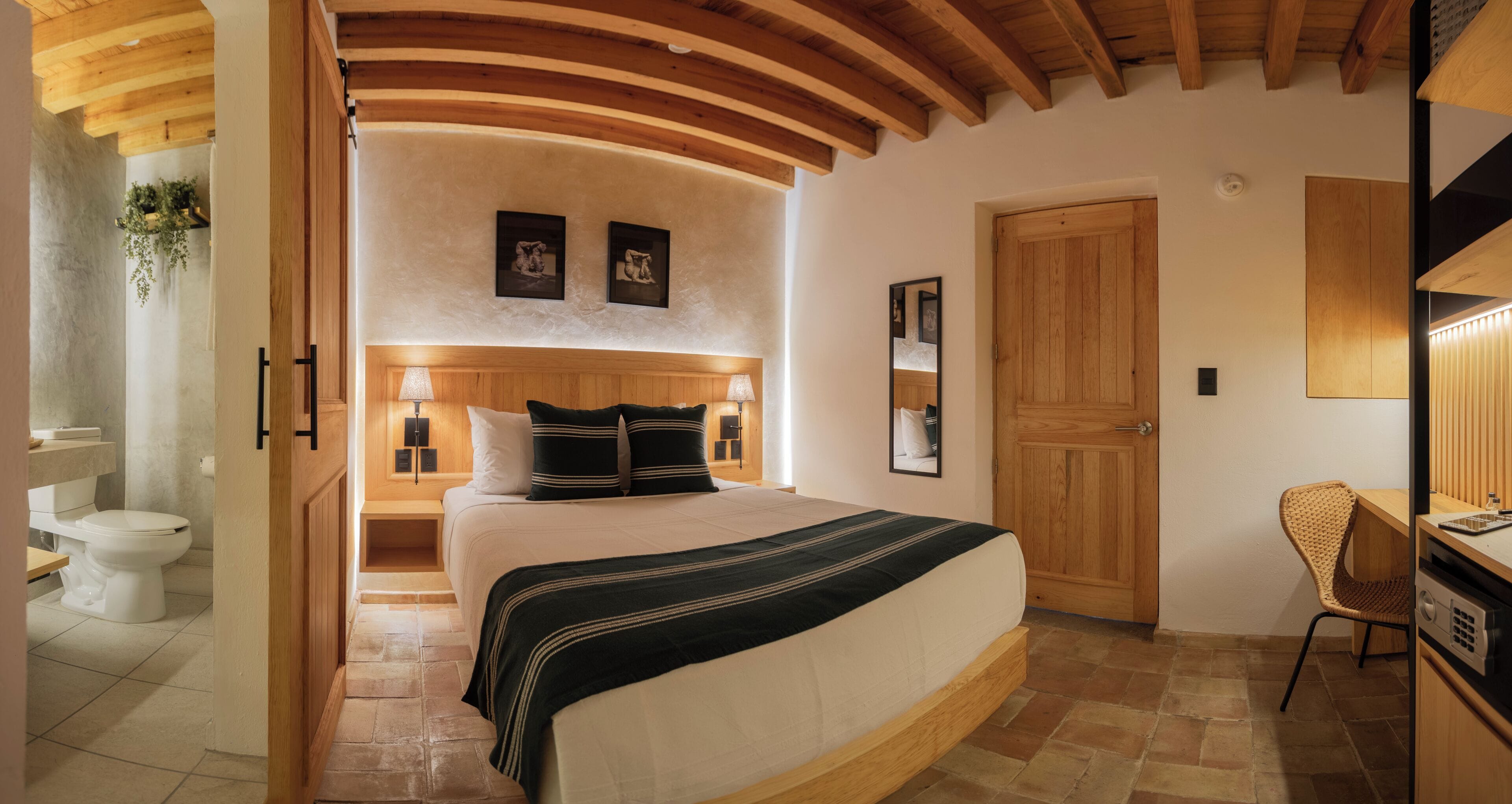 Minibar, coffres-forts dans les chambres, bureau