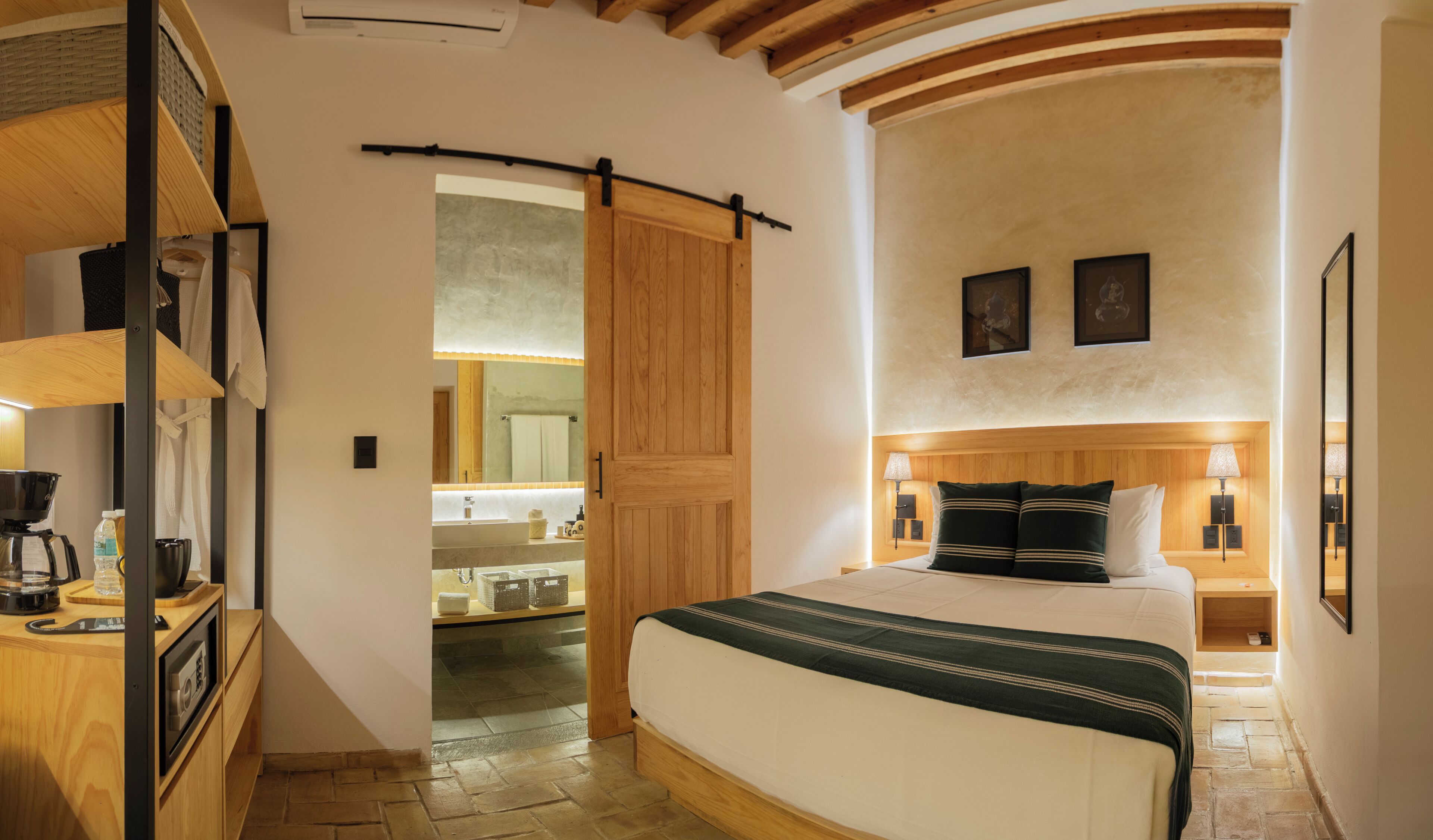 Quarto casal conforto | Frigobar, cofres nos quartos, escrivaninha