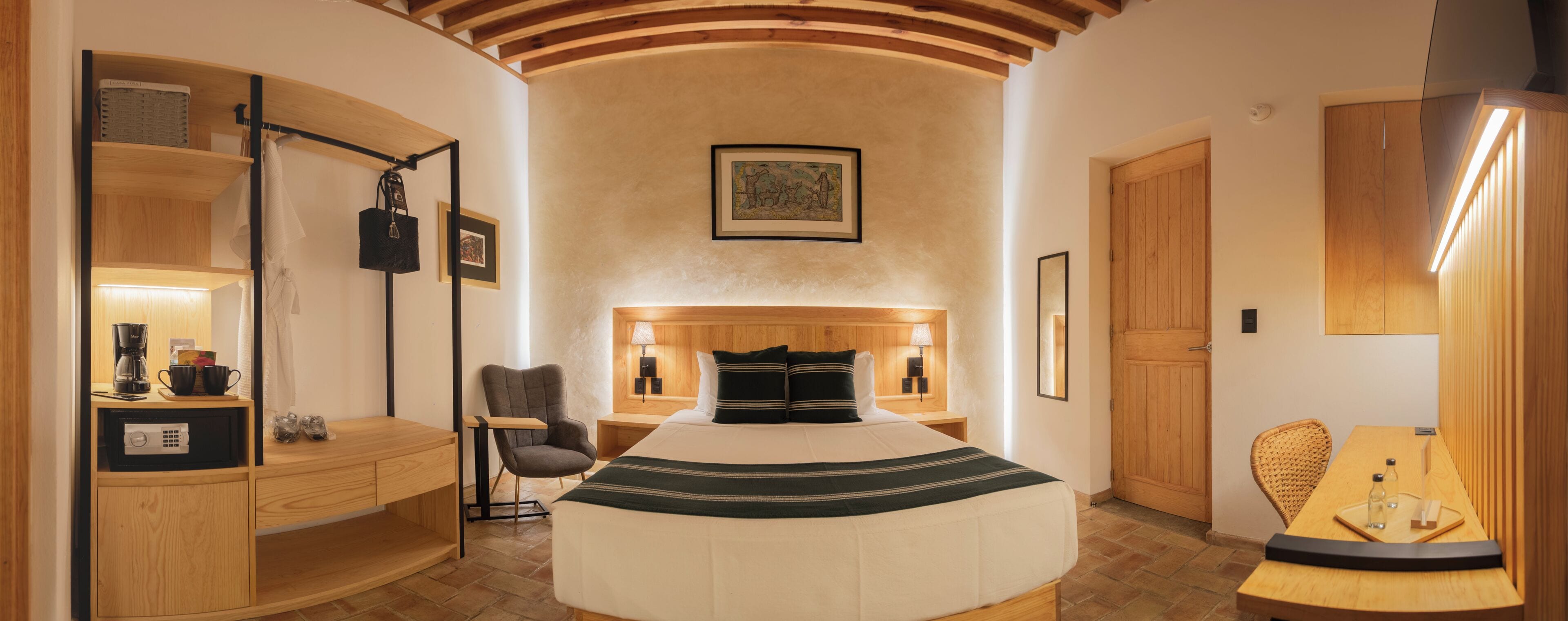 Minibar, coffres-forts dans les chambres, bureau