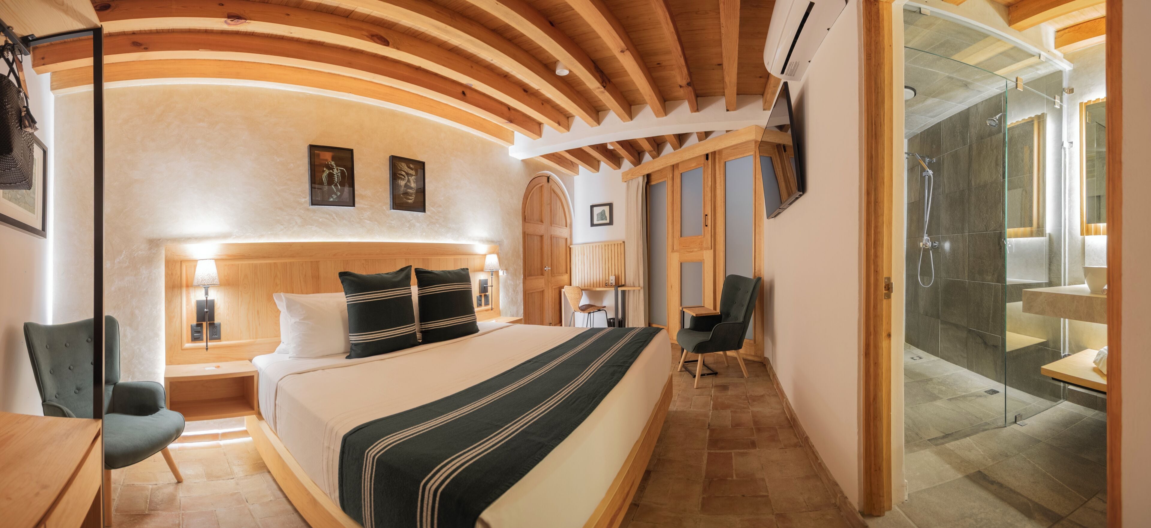 Minibar, coffres-forts dans les chambres, bureau