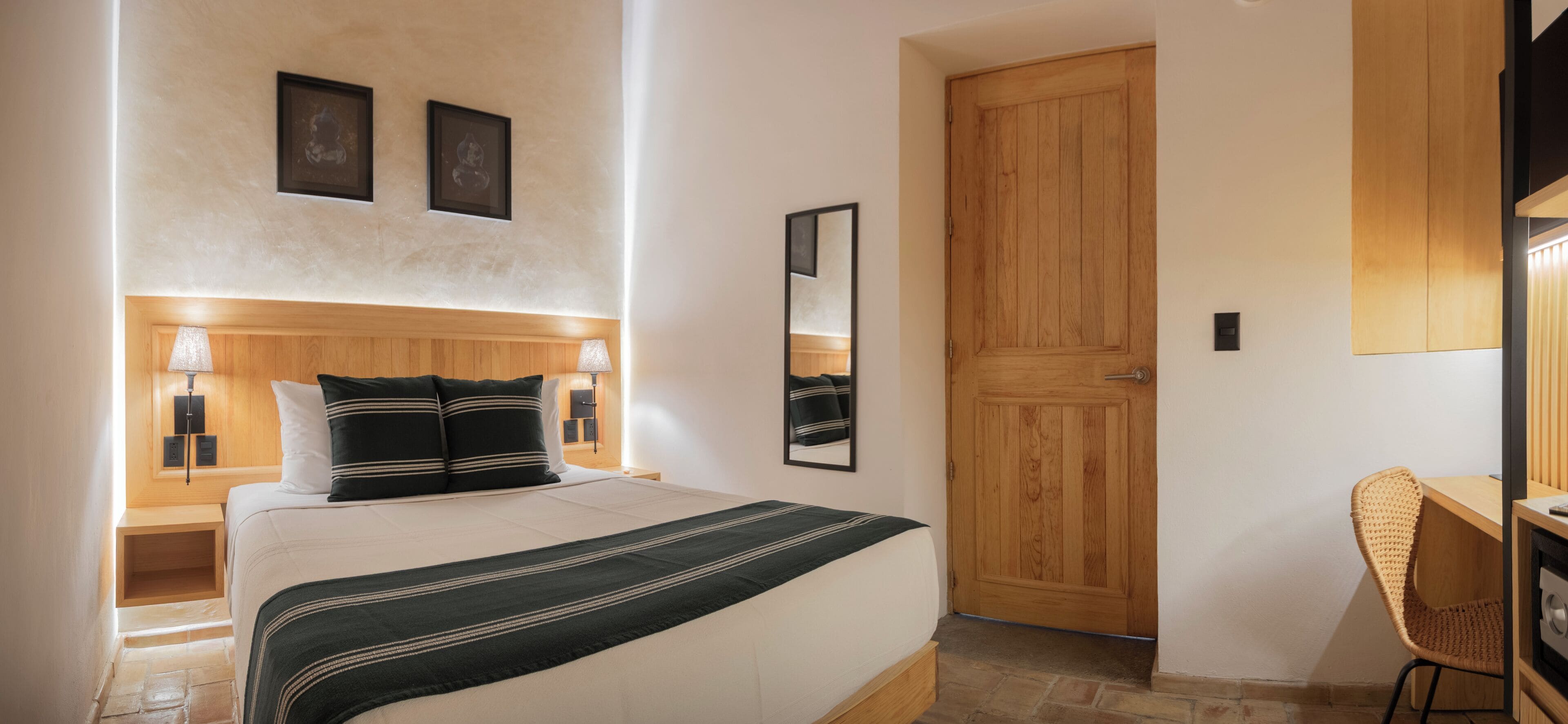 Minibar, coffres-forts dans les chambres, bureau