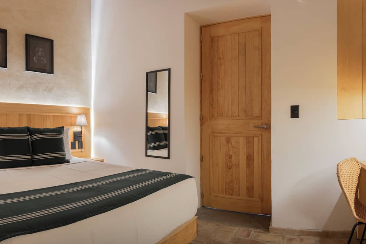 ميني بار وخزنة داخل الغرفة ومكتب ومكواة/لوح كي