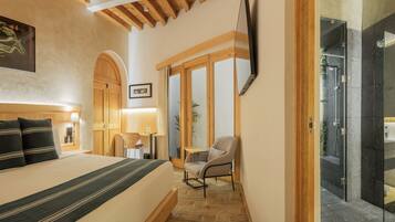 Chuveiro, secador de cabelo, toalhas de banho, sabonete