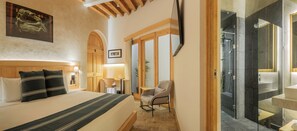 Chuveiro, secador de cabelo, toalhas de banho, sabonete