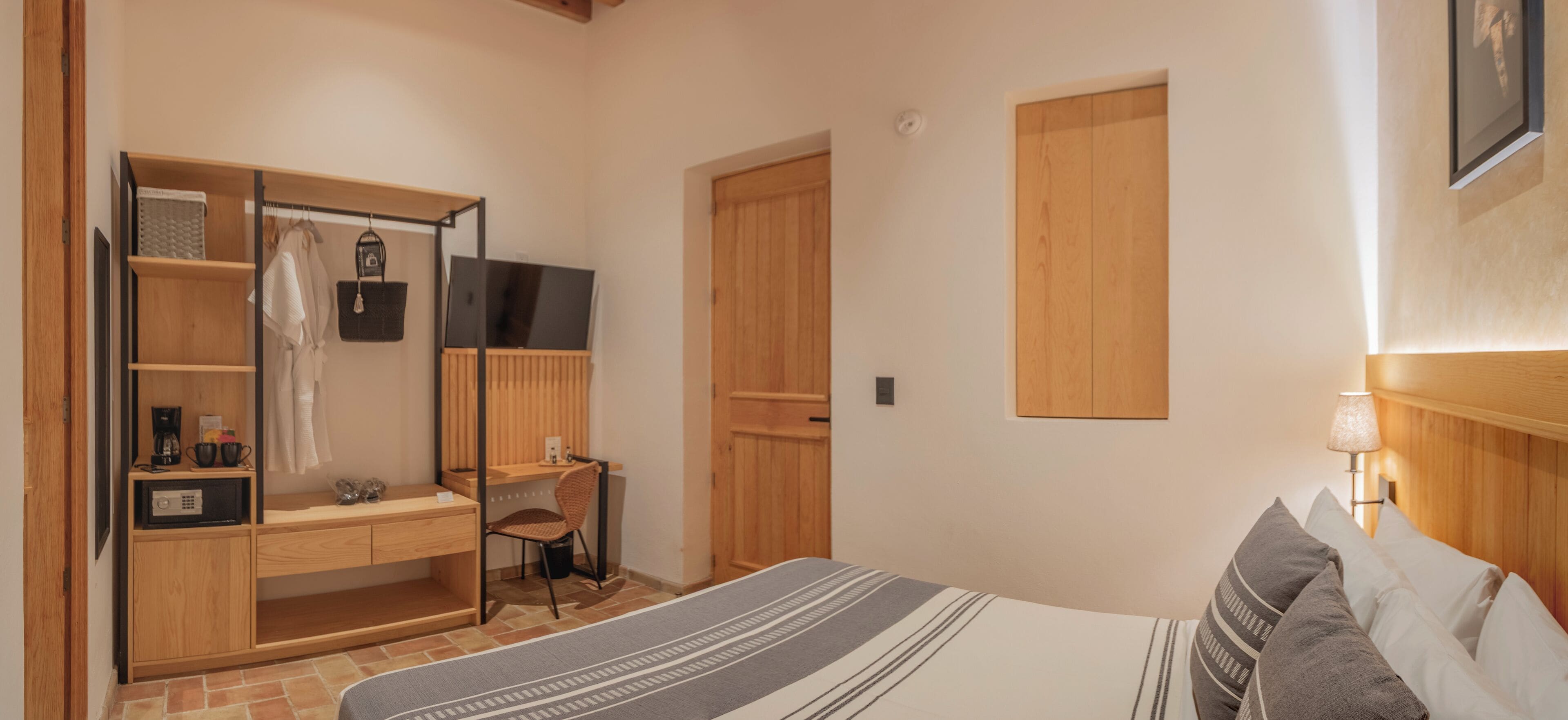 Minibar, coffres-forts dans les chambres, bureau