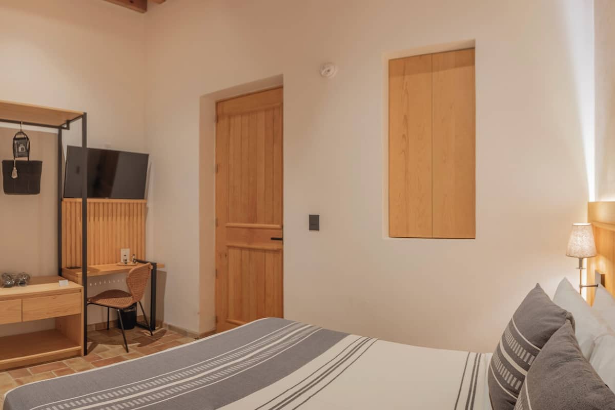 Minibar, caja de seguridad en la habitación y escritorio