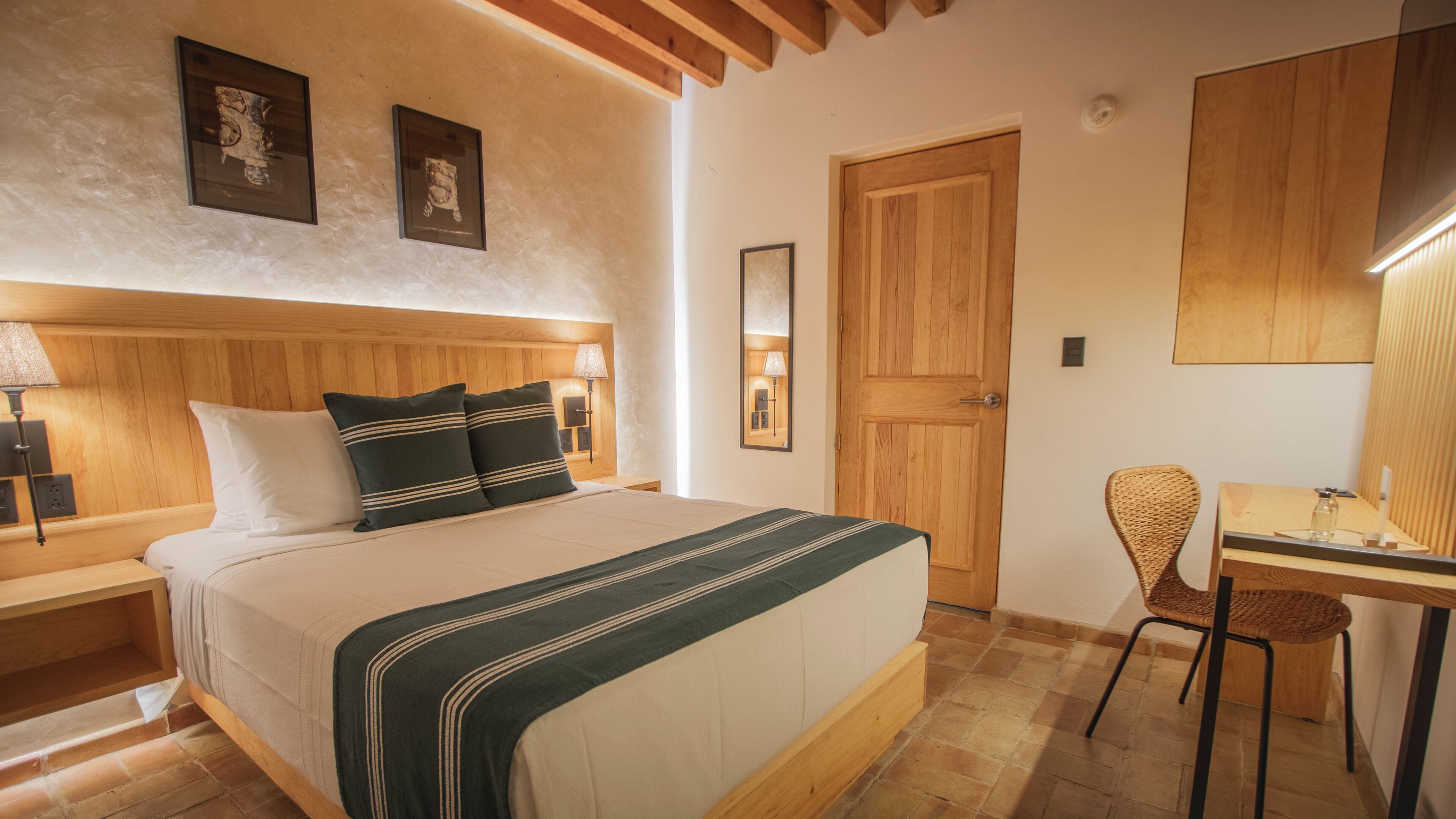 Minibar, coffres-forts dans les chambres, bureau