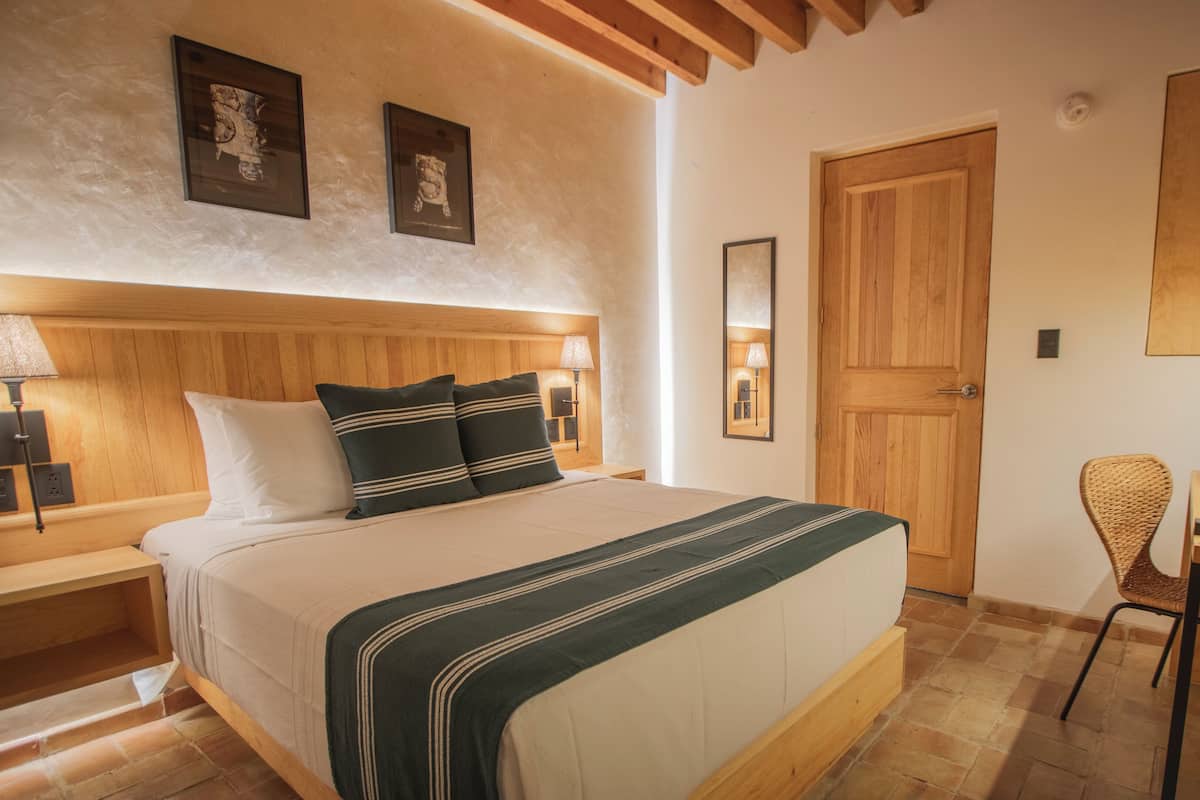 Minibar, caja de seguridad en la habitación y escritorio