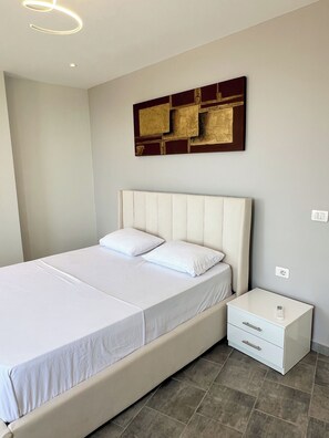 2 bedrooms, iron/ironing board, Internet, bed sheets