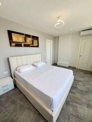 Iron/ironing board, Internet, bed sheets