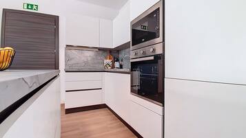 Een koelkast, een microgolfoven, een oven, een kookplaat