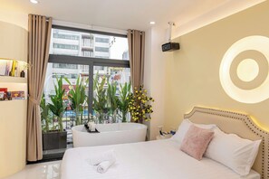 奢華客房, 露台, 城市景 | 高級寢具、羽絨被、記憶棉床墊、書桌