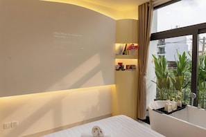 Habitación de lujo, balcón, vista a la ciudad | Escritorio, espacio para trabajar con laptop y wifi gratis