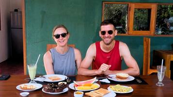 Sudah termasuk sarapan lengkap setiap hari