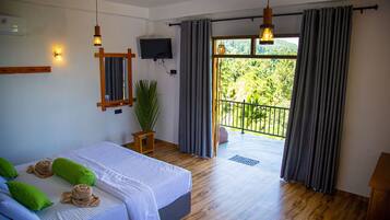 Kamar Double Deluks, AC, pemandangan gunung | Seprai katun Mesir, seprai premium, selimut bulu angsa, dan busa memori