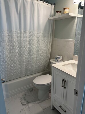 Toallas, jabón, papel de baño 