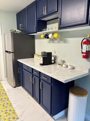 Een koelkast, een oven, een kookplaat, een vaatwasser