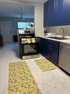 Frigorífico, horno, placa de cocina y lavavajillas
