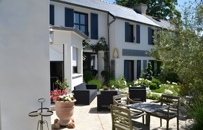 Outdoor dining - By the Water – Guest Room (Guipavas)