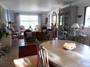 Dining - By the Water – Guest Room (Guipavas)