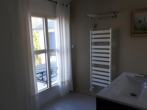 Shower, hair dryer, towels - By the Water – Guest Room (Guipavas)