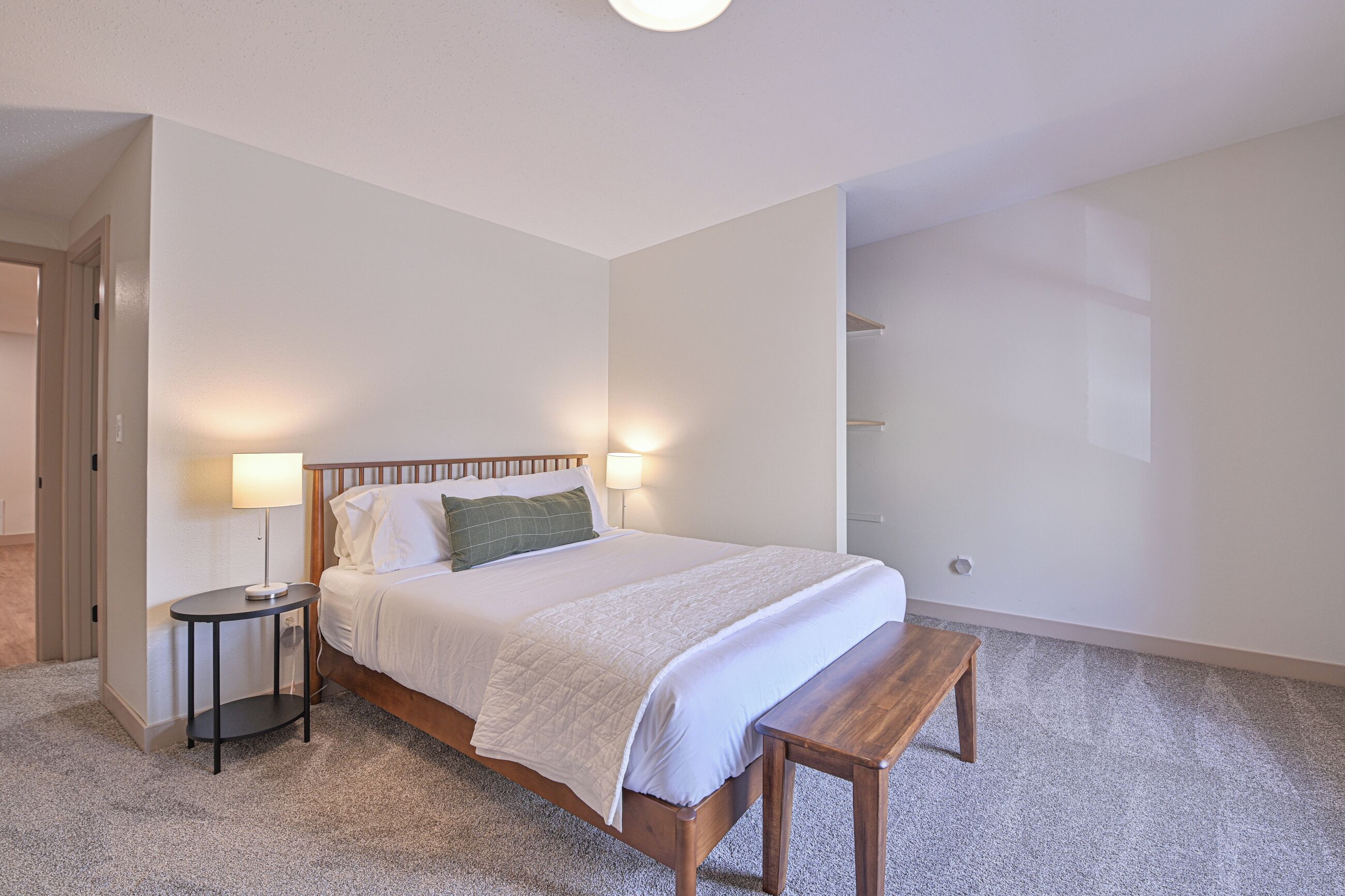 2 makuuhuonetta, työpöytä, silitysrauta/-lauta, vauvan matkasänky