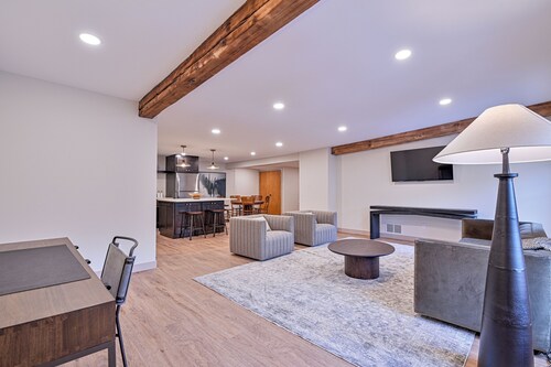 Newly renovated condo downtown - sleeps 6 - enjoy the best of Grand Forks!