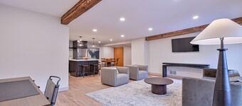 Newly renovated condo downtown - sleeps 6 - enjoy the best of Grand Forks!